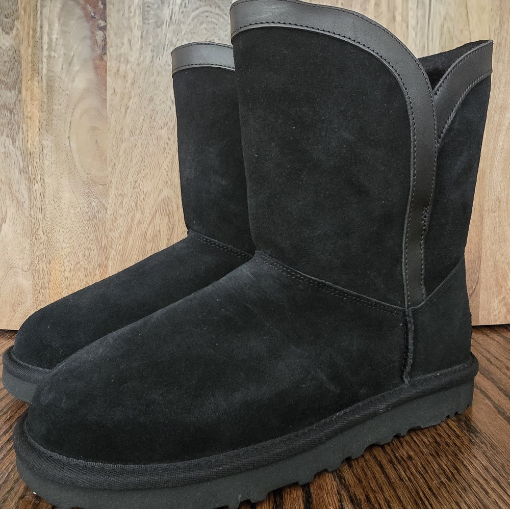 UGG Classic Short Lunara Bootie